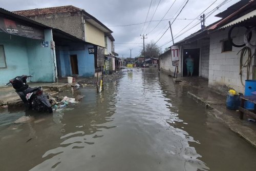 Jangan Paksa Motor Terabas Banjir Rob, Banyak Risikonya