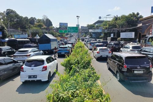 Liburan ke Puncak Saat Nataru, Ini Tips Cegah Mobil Mundur di Tanjakan