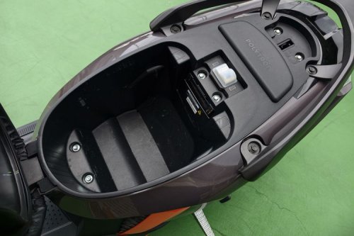 Polytron Fox 350, Bagasi Luas tapi Laci Depan Tanggung