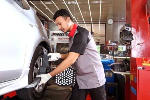 Sering Hujan Jangan Pakai Ban Botak, Cek Harga Ban Mei 2026