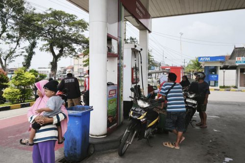 Jelang Kenaikan Harga BBM, Antrean Mengular di SPBU Jawa Tengah