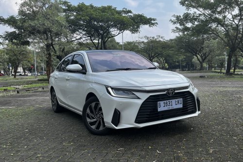 Komparasi Toyota Vios Hybrid dan Mazda 2 Sedan