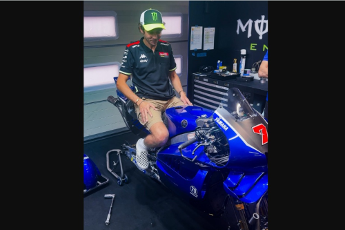 Momen Rossi Duduk di Yamaha M1 V4 Dengan Senyum Penuh Makna