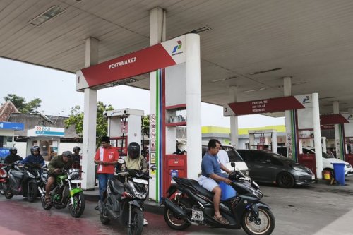 Jelang Kenaikan Harga BBM, Antrean Mengular di SPBU Jawa Tengah