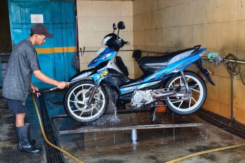 Hujan Abu Vulkanik, Jasa Cucian Motor dan Mobil Jadi Ramai