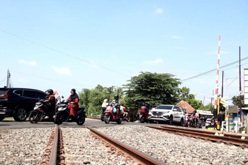 Awas! Palang Terbuka Rel KA Bukan Jaminan Aman: Tengok Kanan Kiri