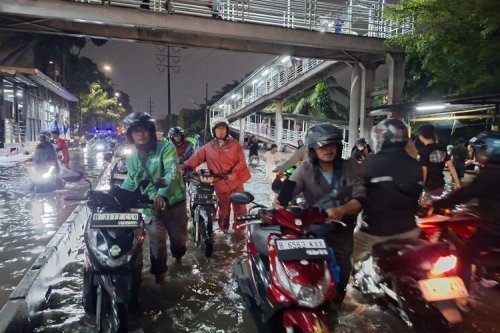 Genangan Air di Daan Mogot Jakarta Barat, Waspada Pengendara!