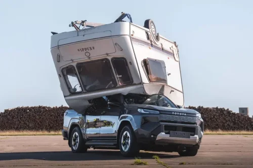Toyota Hilux BEV Diuji Ekstrem, Dijatuhi Karavan 760 Kg