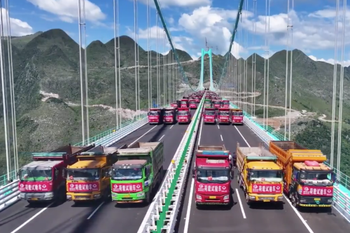 Tertinggi di Dunia, Jembatan Huajiang Canyon Lolos Uji Beban 96 Truk