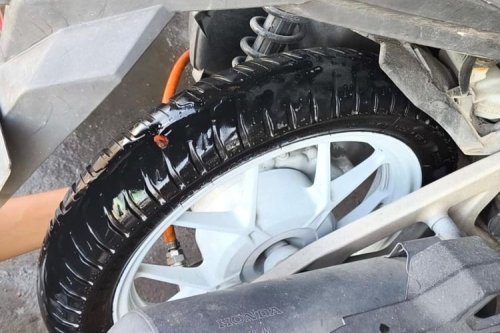 Mitos atau Fakta Tambal Ban Motor Listrik Lebih Sulit?