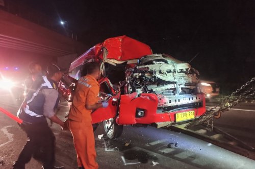 Diduga Tak Jaga Jarak, Sopir Travel Tewas di KM 81 Tol Cipularang