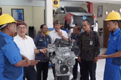 TMMIN Donasikan Mesin Kendaraan ke Dua SMK di Bali
