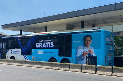 Naik Bus Transjakarta Kini Bisa Sistem Kredit