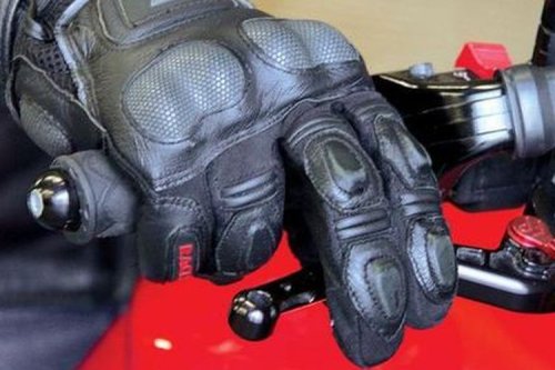 Jalan Licin Saat Hujan, Ini Cara Pengereman Motor yang Benar