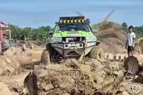 Kendaraan Offroad Jadi Andalan Tembus Medan Bencana di Aceh
