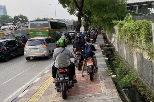 Viral Pemotor Mengaku TNI Saat Naik Trotoar, Ingat Lagi Aturannya