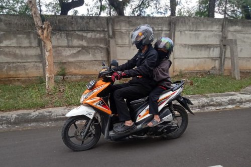 Bahaya Anak di Jok Depan Motor: Keselamatan vs Kebiasaan Orang Tua