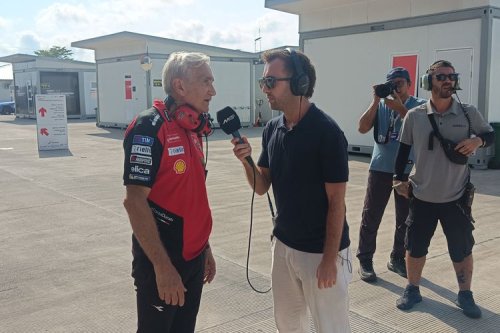 Potret Marc Marquez Setelah Jatuh, Tangan Kanan Disembunyikan di Baju