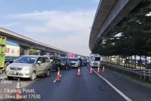 Toyota, Toyota Hiace, Toyota HiAce Terbakar di Tol Cikampek, Diduga Korsleting Listrik