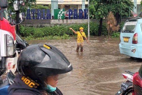 Ada Genangan di Jalan DI Panjaitan, Arus Lalu Lintas Cawang Macet