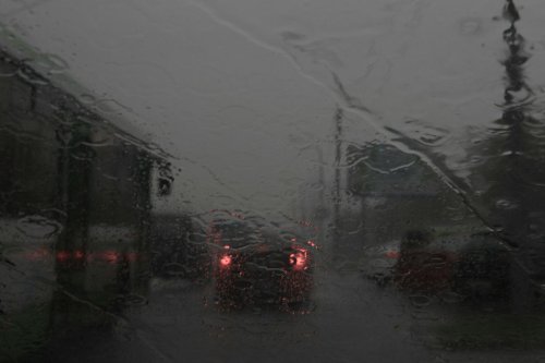 Motor Terperosok ke Got, Hati-hati Berkendara Saat Lewat Genangan