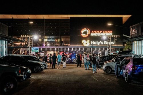 Ratusan Mobil Modifikasi Ramaikan Car Meet Up Night