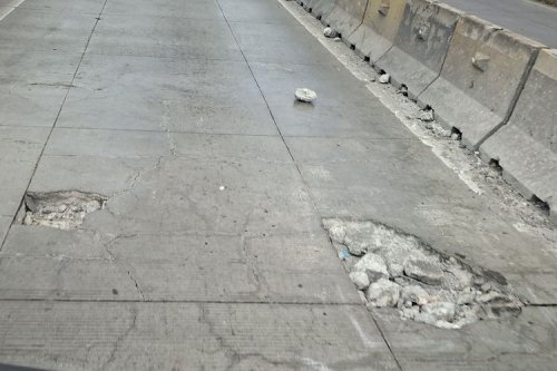 Hati-hati Lubang di Flyover Pesing, Banyak Mobil Pecah Ban