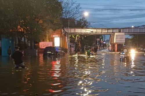 Jangan Ambil Kiri, Ini Cara Aman Berkendara Motor Saat Jalan Banjir