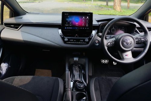 Interior Toyota GR Corolla: Simpel, Fokus untuk Pengemudi