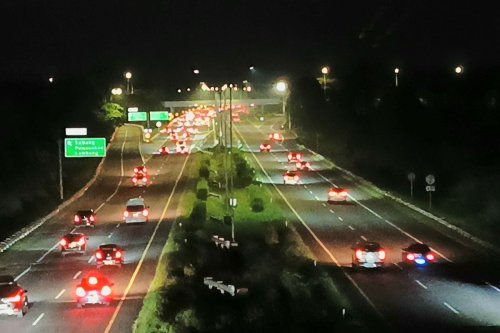 471.000 Kendaraan Arus Balik Melintasi GT Cikampek Utama