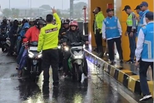 Banjir Lumpuhkan Jalan Arteri, Ratusan Pemotor Dikawal Masuk Tol