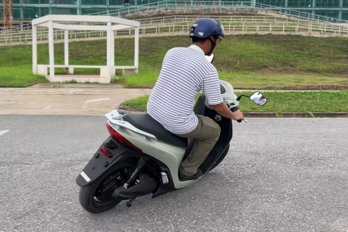 VinFast Feliz II: Skutik Listrik Retro, Performa Lebih Bertenaga