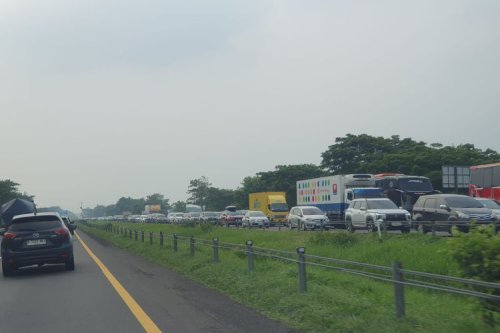 Laporan Lalu Lintas Nataru 2025: Tol Cipali Macet dari KM 120