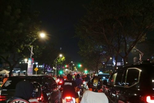 Terjebak Macet saat Waktu Buka, Bolehkah Makan Sambil Mengemudi?