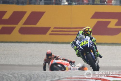 Nostalgia Sepang Clash: Lorenzo Sebut Rossi Harusnya Didiskualifikasi