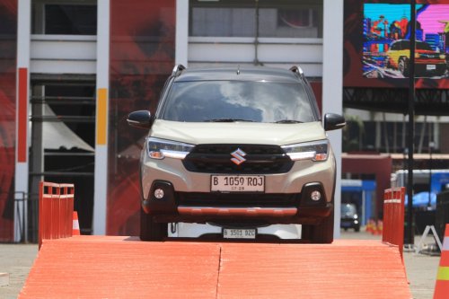 Suzuki , Suzuki XL7, Mitsubishi, Mitsubishi Xpander, Mitsubishi Xpander Cross, Persaingan Mobil Keluarga: Suzuki XL7 vs Mitsubishi Xpander Cross