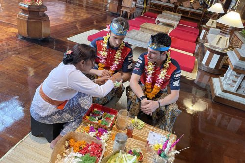 Joan Mir Latihan Gamelan, Luca Marini Bikin Canang di Bali