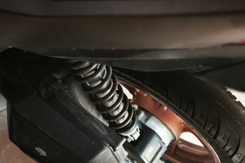 Motor Sering Lewat Jalan Jelek Bikin Kaki-kaki Cepat Rusak?