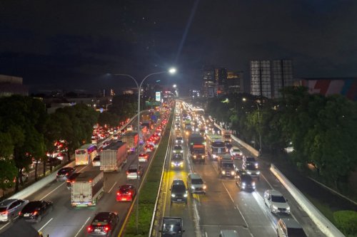 Cara Memberi Jalan Kendaraan Prioritas Saat Lalu Lintas di Tol Macet