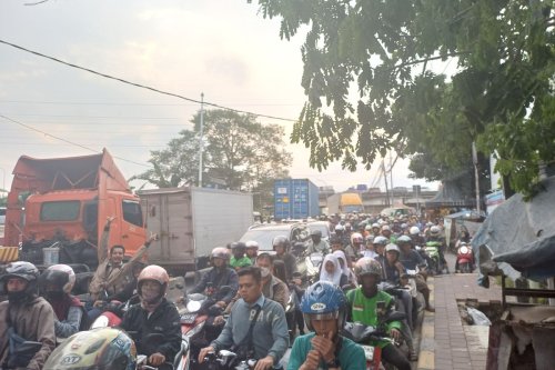 KNKT Soroti Bahaya Truk Bermuatan Berhenti di Tanjakan