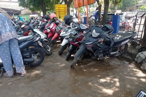 Wajib Lakukan Hal Ini Saat Motor Mogok Usai Terobos Banjir