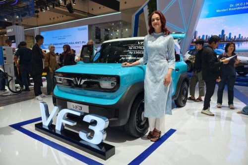 Anggun Berbalut Ao Dai, Usher VinFast di GIIAS 2026 Curi Perhatian