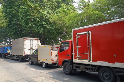 Mengapa Truk Lebih Suka Parkir Paralel?