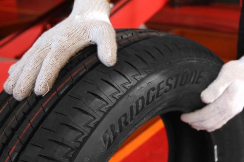 Sering Hujan Jangan Pakai Ban Botak, Cek Harga Ban Mei 2026