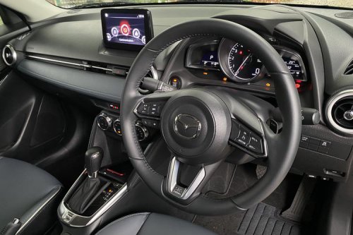 Komparasi Toyota Vios Hybrid dan Mazda 2 Sedan