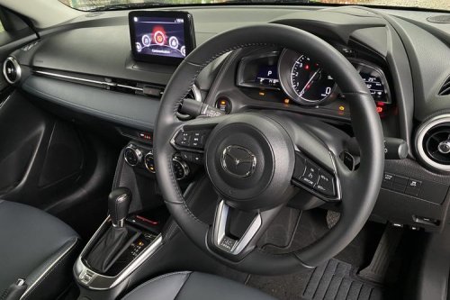 Toyota, Toyota Vios, Mazda, Mazda 2, Komparasi Toyota Vios Hybrid dan Mazda 2 Sedan