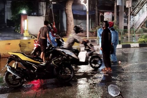 Pengendara Motor: Hindari Bahaya Berteduh di Flyover Saat Hujan
