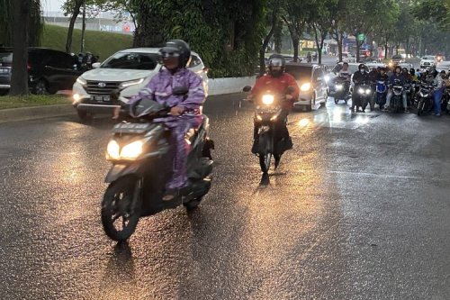 Hujan Gerimis Ternyata Lebih Berisiko Bagi Pengendara Motor