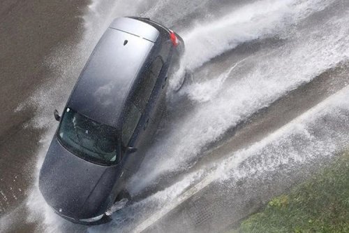 Semakin Kencang Melaju, Mobil Makin Sulit Dikendalikan Saat Aquaplaning