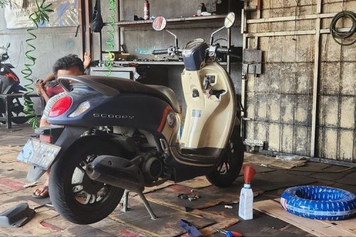 Kenali Tanda-tanda Roda Belakang Skutik Mau Copot